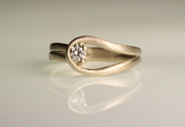 foto anello artigianale Anello di fidanzamento artigianale.