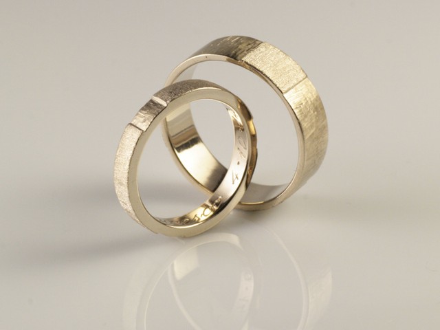 Fedi nuziali artigianali particolari: “Aretha”- fedi in oro bianco con finitura invertita: satinata e incisa / “Aretha” – white gold rings with complementary finishes: satin and engraved