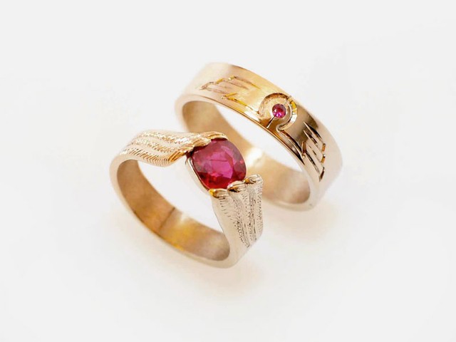 Fedi nuziali originali e particolari: “Ali”- Fedi differenti con rubini, in oro rosa e bianco, incise a mano con simboli cari agli sposi / “Wings” – Two different rings, white and rose gold, with rubies, hand engraved with symbols chosen by the bride and groom