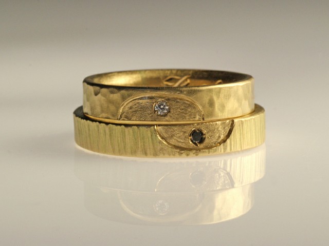 Fedi nuziali originali: “Miriam”- fedi in oro giallo martellato, incisione a ellisse e 2 diamanti / “Miriam”- hammered yellow gold rings, oval shape engraved by hand, with 2 diamonds