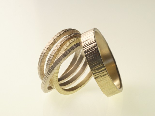 Fedi nuziali particolari: “Quattro”- Fedi bicolore (oro giallo e bianco) martellate / “Four”- White and yellow gold rings, hammered