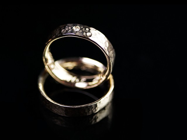 Fedi matrimoniali originali: “Martellate” – fedi in oro bianco martellato, con diamanti / “Hammered” – White gold rings, hammered, with diamonds fedi-con-diamanti1