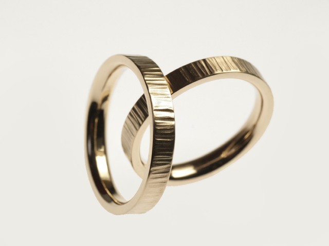 Fedi nuziali particolari: “Emma”- Fedi in oro bianco nickel free, martellate / “Emma” – White nickel free gold rings, hammered