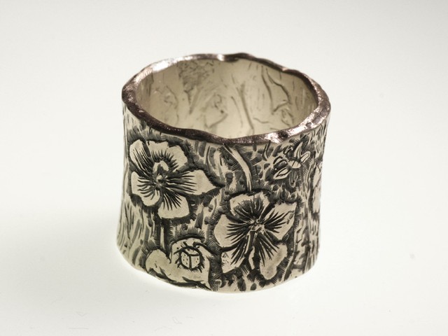 Fede nuziale originale: “Ibisco”- Fede in oro bianco incisa a mano / “Hibiscus” – White gold ring, engraved by hand