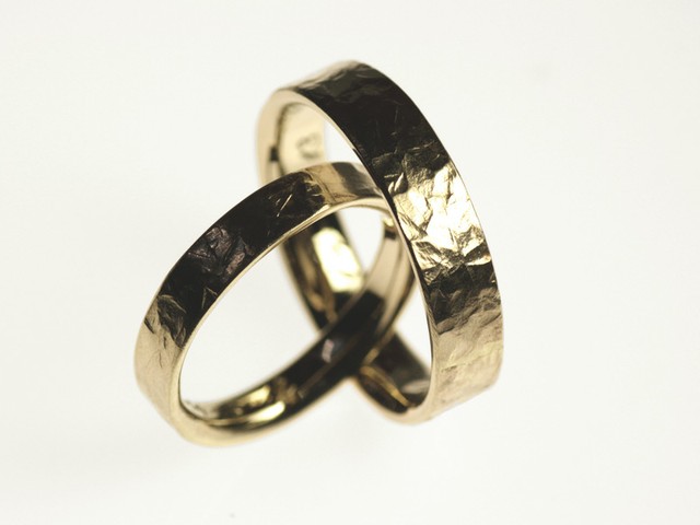 Fedi nuziali particolari: “Insieme”- Fedi in oro giallo martellate, modello classica rovesciata / “Together”– Hammered yellow gold rings, rounded inside edge