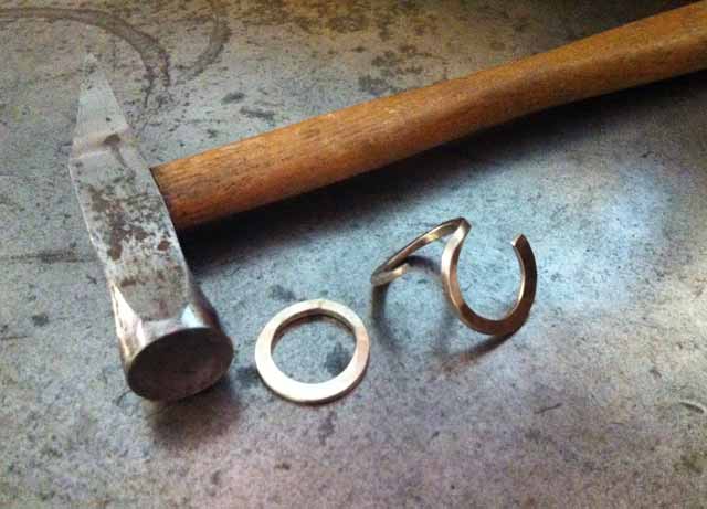 Creazione dell'anello in stile antico, per Daniele. Formazione delle due fedine che compongono l'anello in oro bianco.