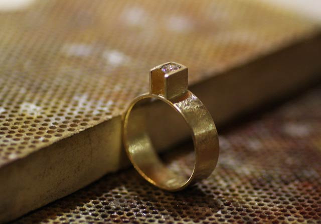 Anello geometrico personalizzato in oro giallo graffiato, con diamante etico. Fatto esclusivamente a mano.