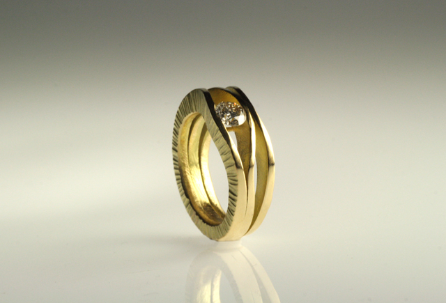 Anello in oro giallo creato da Eva, con diamante incastonato a "filo", quindi non sporgente.