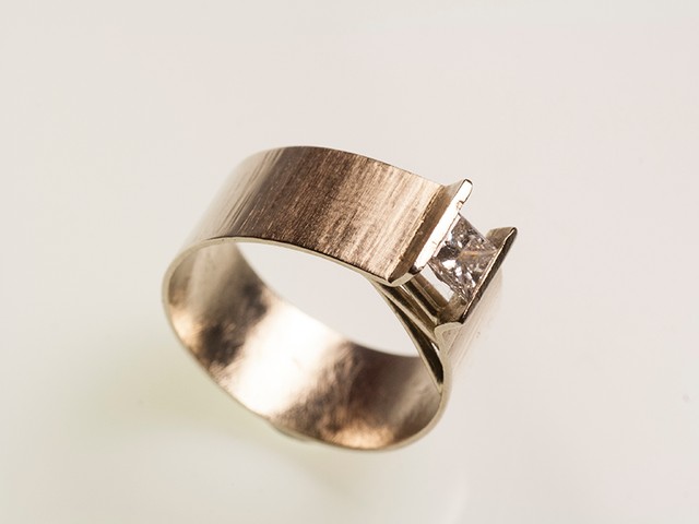 1-“Eva”- anello in oro bianco con diamante etico taglio princess / “Eva”– white gold ring with ethical diamond, princess cut