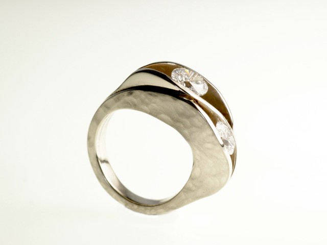 2-“Ovale” – anello in oro bianco martellato con due diamanti taglio ovale / “Oval” – white gold ring, hammered, with two oval cut diamonds