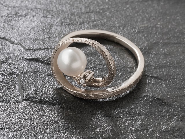 4- “Valentina”- anello in oro bianco martellato, con perla e punto luce / “Valentina” – white gold ring, hammered, with pearl and small diamond