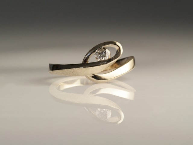 5- “Scarabocchio” – anello in oro bianco lucido e satinato, con diamante etico / “Doodle” – white gold ring, polished and satin, with ethical diamond