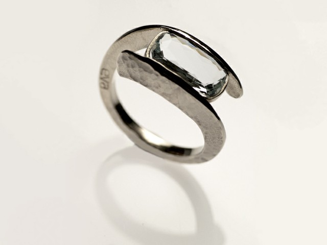 6- “Onda”- anello in oro bianco martellato, con acquamarina / “Wave” – white gold ring, hammered, with aquamarine