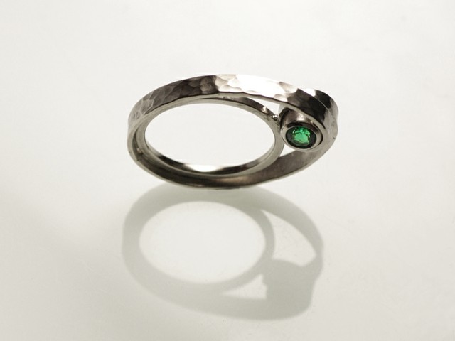 8- “Ciclo”- anello in oro bianco martellato, con smeraldo taglio rotondo / “Cycle” – white gold, hammered, with round emerald