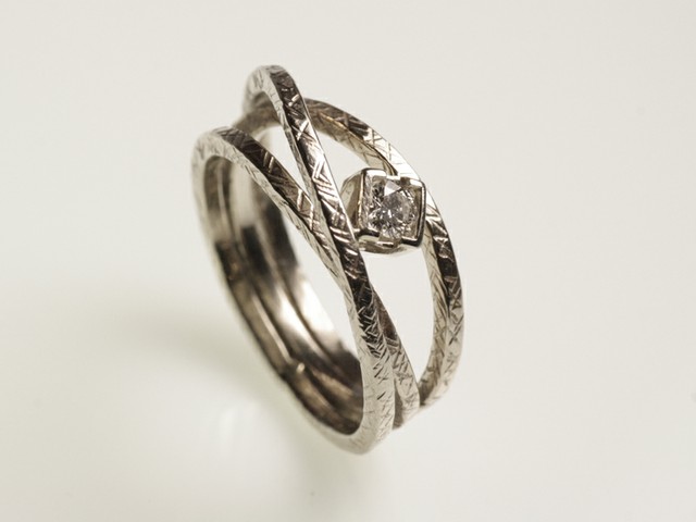 9- “Chicca”- anello in oro bianco con diamante etico rotondo su castone quadrato / “Chicca”- white gold ring with round ethical diamond with a square setting