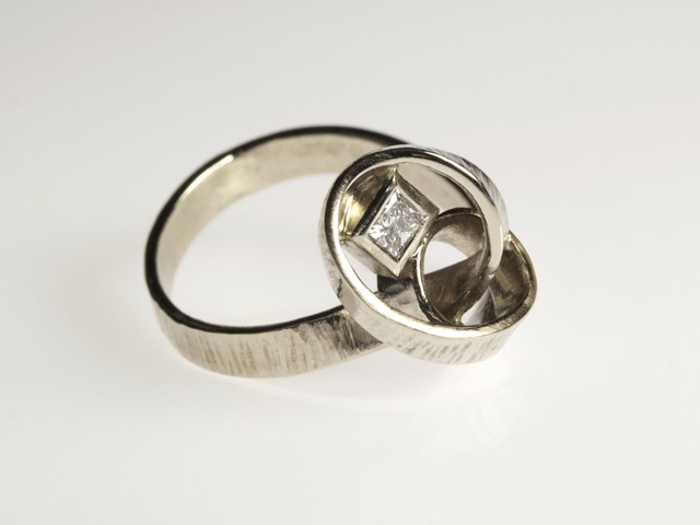 10- “Giorgia”- anello in oro bianco martellato, con diamante etico princess / “Giorgia” – white gold ring, hammered with princess cut ethical diamond