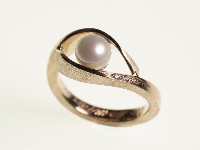 11- “Nemy”- anello in oro rosa satinato, con perla e punti luce / “Nemy” – rose satin gold ring, with pearl and small diamonds