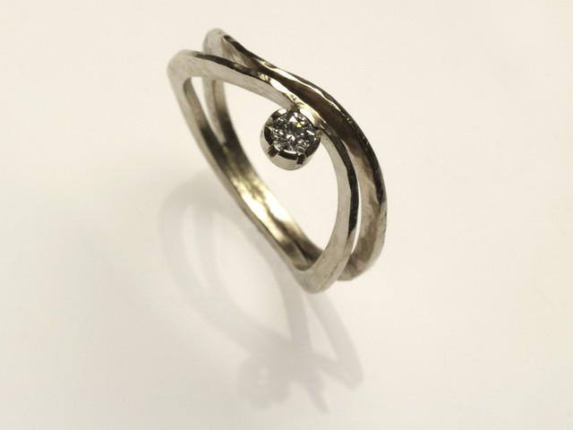 12- “Amiche”- anello in oro bianco martellato, con diamante etico / “Friends” – white gold ring, hammered, with ethical diamond