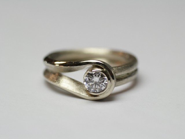 13- “Asola”- anello in oro bianco satinato con diamante etico taglio rotondo / “Buttonhole” – white gold ring, satin with round ethical diamond