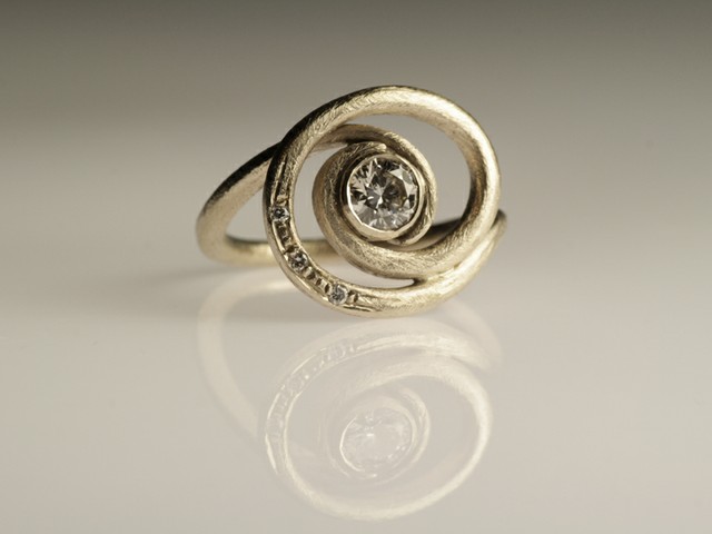 14- “Galassia”- anello in oro bianco graffiato a lima, con diamante e tre punti luce / “Galaxy” – white gold ring, “scratched”, with diamonds