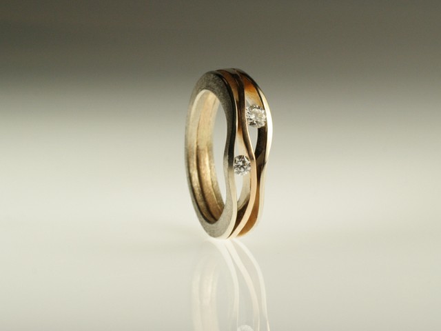 15- “Taipei”- anello in oro bianco e rosa con due diamanti rotondi di diversa caratura / “Taipei” – white and rose gold ring, with two round diamonds of different carat weight