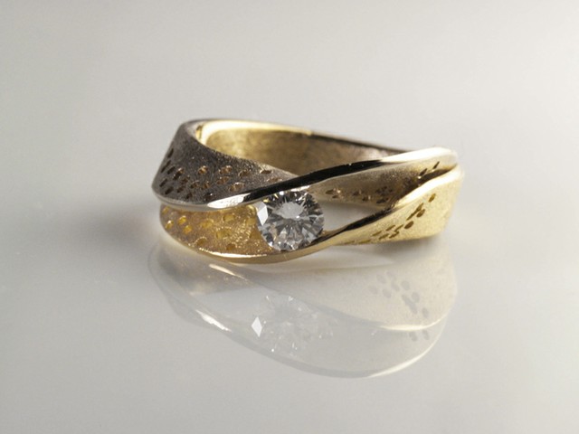 16- “Moebius”- anello con diamante, bicolore satinato e forellato sul fianco / “Moebius” – ring with diamond, two-coloured and perforated