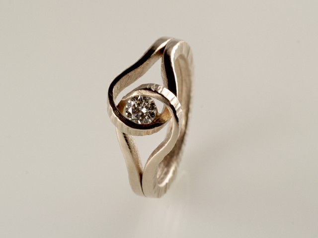 17- “Pillo”- anello in oro bianco nickel free martellato sul fianco / “Pillo” – white nickel free gold ring, hammered