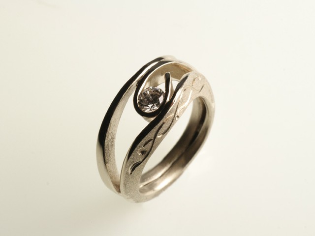 18- “Rita”- anello in oro bianco con fianchi incisi a mano e diamante etico / “Rita” – white gold ring with hand etched sides and ethical diamond